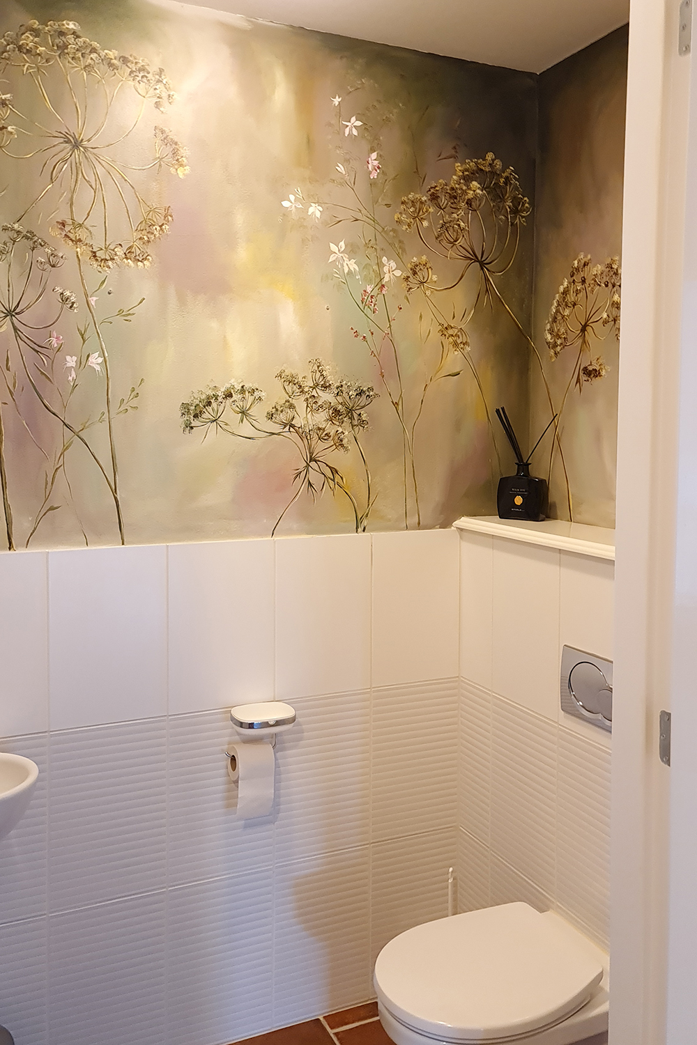 muurschildering bloemen toilet
