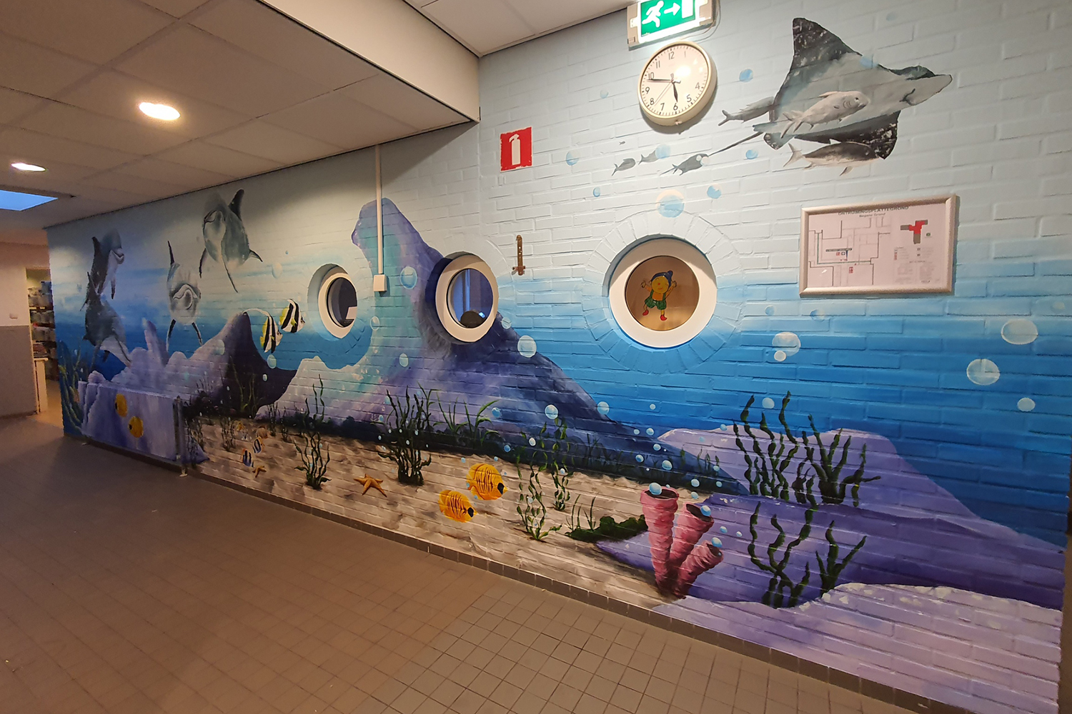muurschildering onderwaterwereld in school